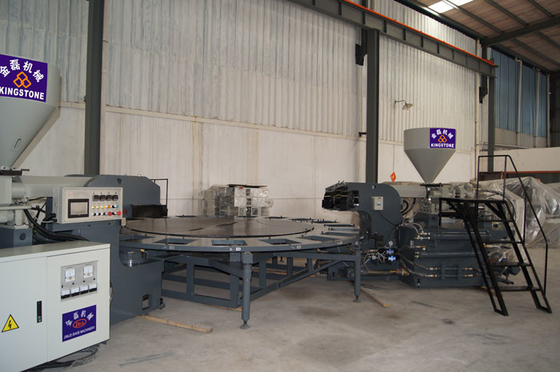 Dois trabalhadores 2/3 de máquina moldando giratória da cor TPR única com 120-220 pares/hora