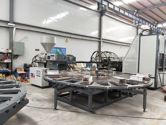 1 pessoas calçam o único molde que faz a máquina 12/16/20/24 de estação para o material dos PP/SEBS