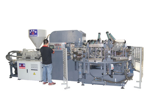 Um colore a sola giratória da sapata do PVC que faz a máquina