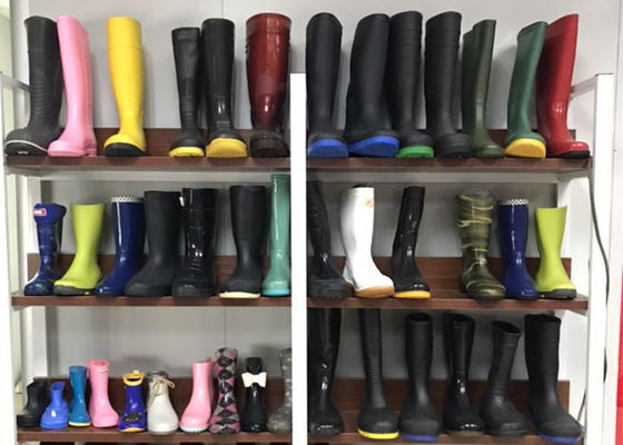 Máquina de duas cores da modelação por injeção 55KW para Gumboots plástico