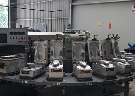 Os deslizadores giratórios calçam a máquina da modelação por injeção no material do PVC